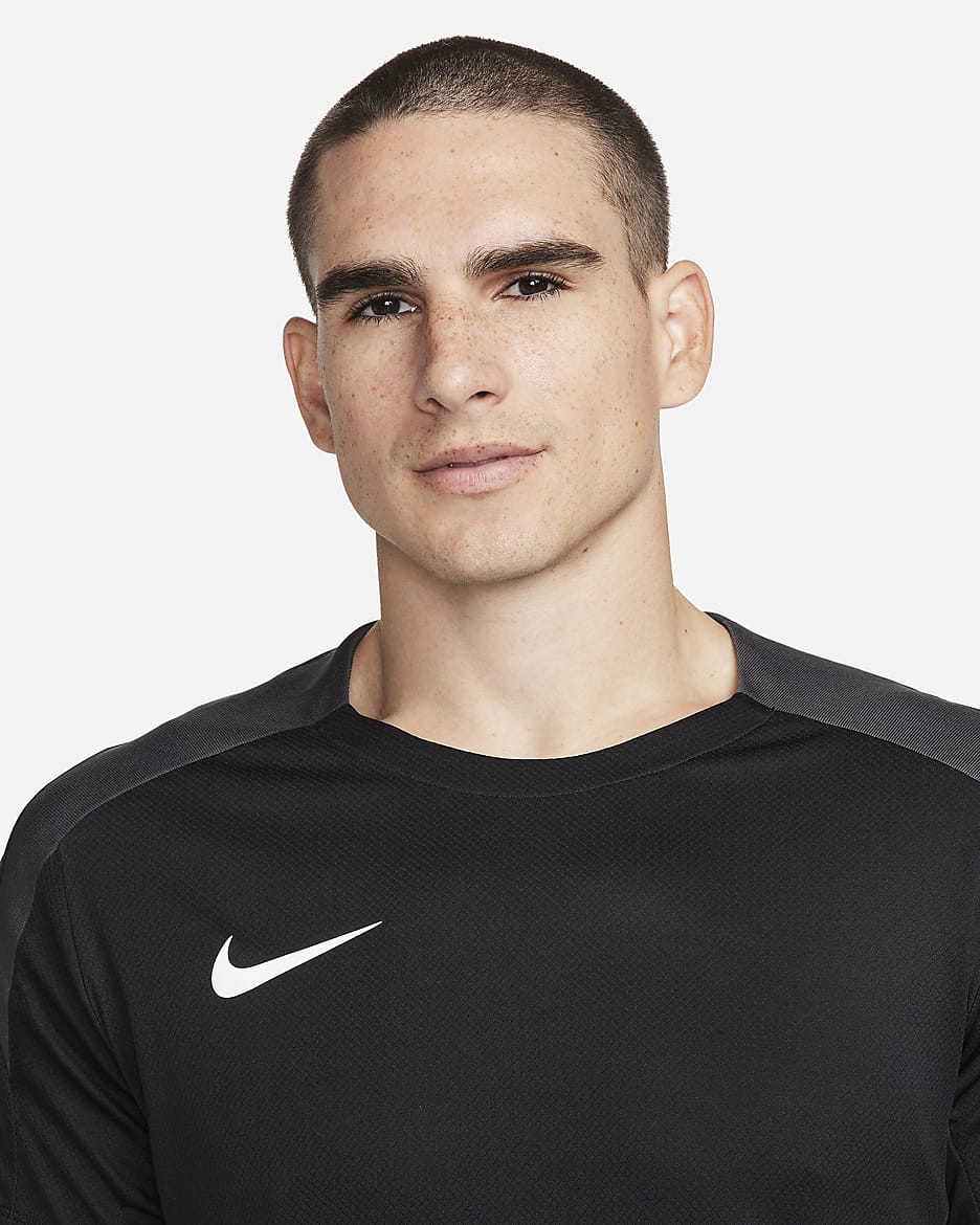 Haut de foot a manches courtes Dri FIT Nike Strike pour homme